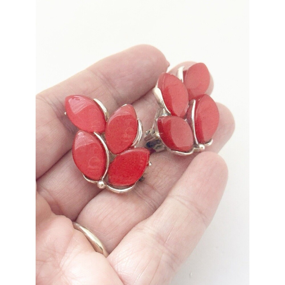 Vintage Lisner Cherry Red Thermoset clip on earrings - Picture 2 of 4